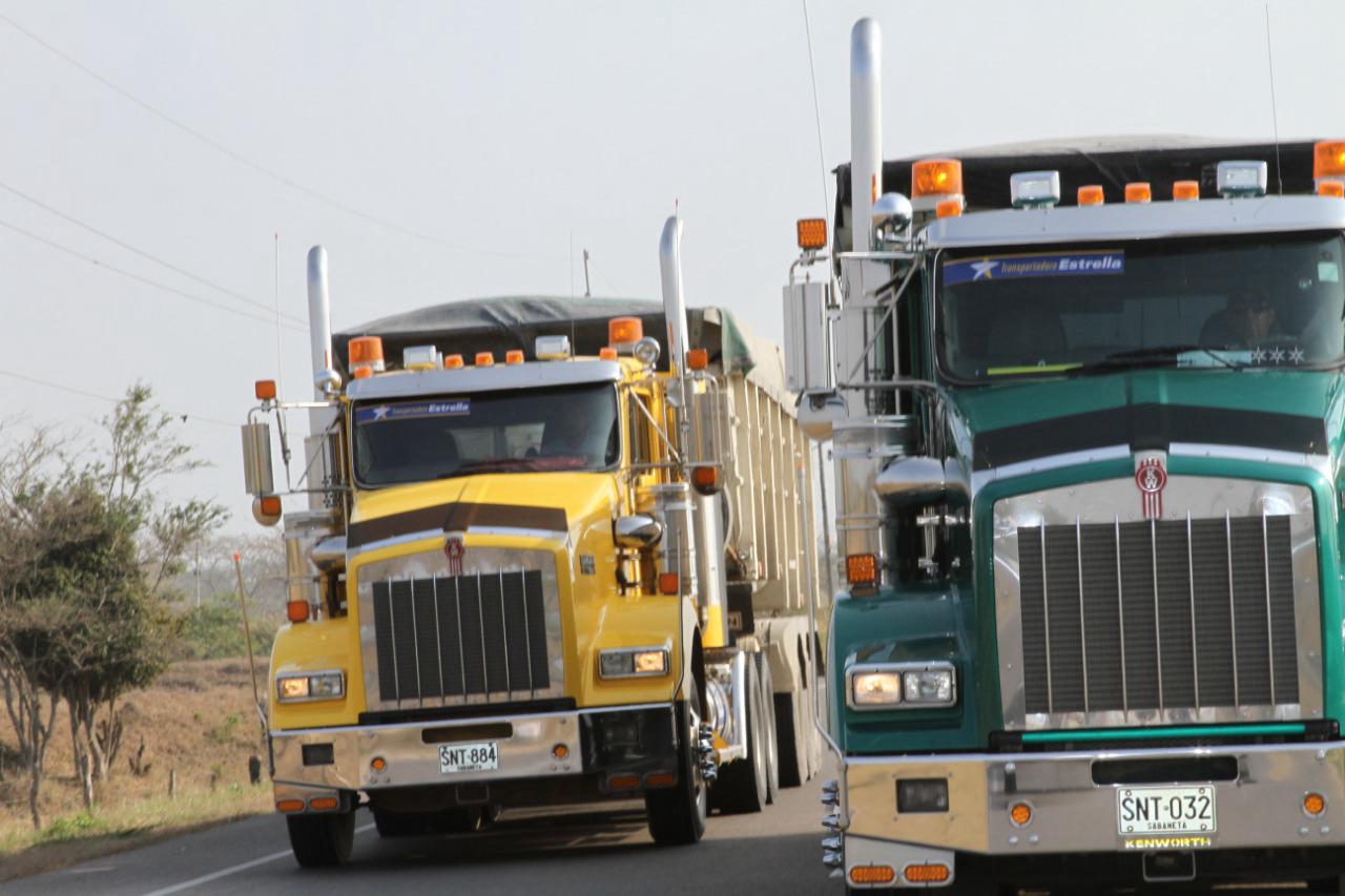Transporte de vehículos en niñera por Colombia — Transportadora Estrella